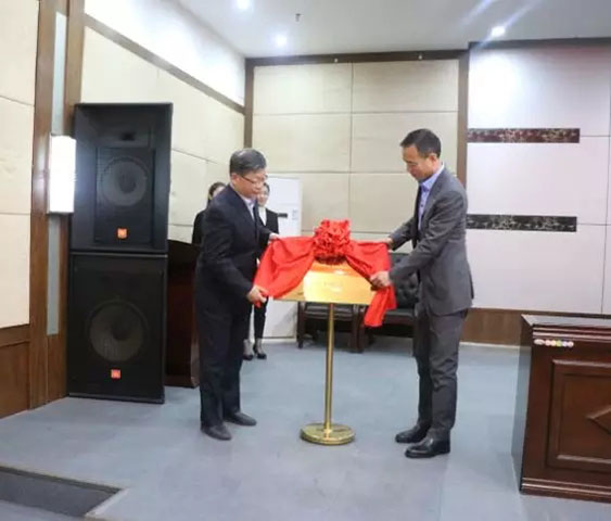 Sefydlwyd cynhadledd o ansawdd crane a thechnoleg allforio Tsieina a gynhaliwyd yn gynhadledd a gynhaliwyd yn seremonïol! .jpg China export crane quality and technology promotion Committee established conference held ceremoniously!.jpg