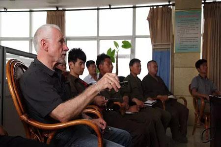 Mae arbenigwyr Almaeneg yn cynnal hyfforddiant damcaniaethol ac ymarferol ar gyfer welders.jpg ein cwmni German experts conduct theoretical and practical training for our company’s welders.jpg